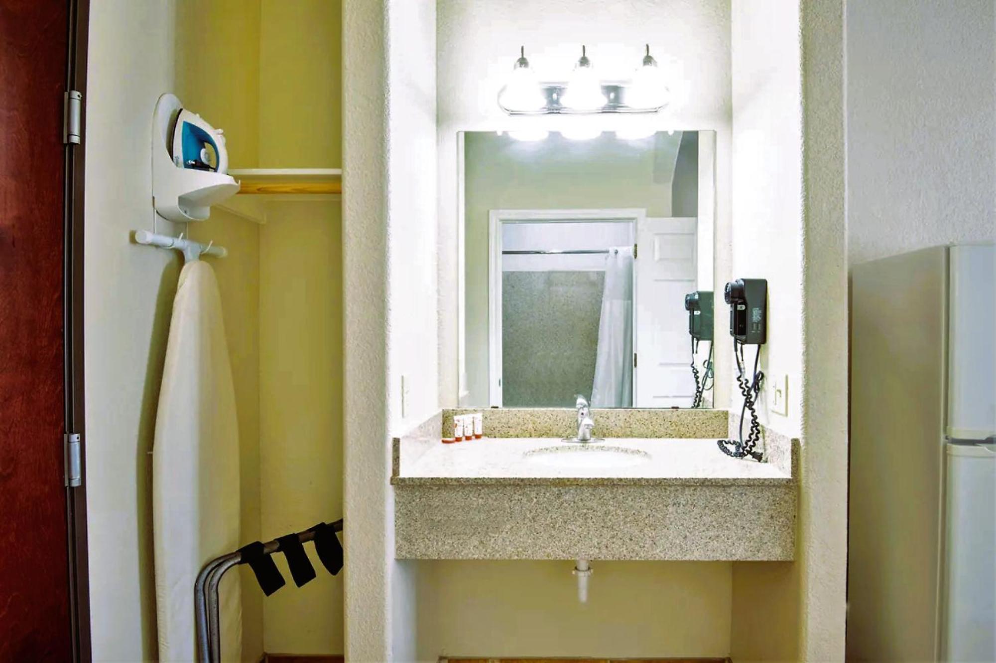 Oyo Townhouse Clute Lake Jackson Екстер'єр фото